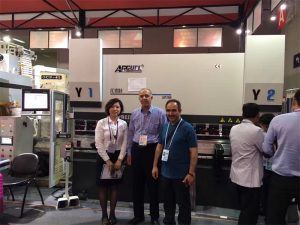 Earl meloni asiakkaat käyvät näyttelyssämme