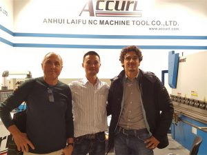 Unkarin asiakkaat käyvät näyttelyssämme