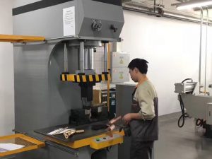 Japanin asiakkaiden testaus Hydraulinen puristin kone tehdastamme