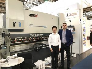 Puola Asiakkaat käyvät näyttelyssämme